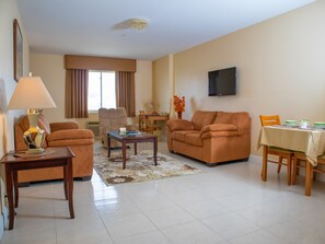 Executive-Zimmer | Wohnbereich | Flachbildfernseher