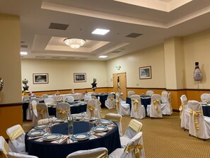 Vista frontal de la propiedad por la tarde o noche