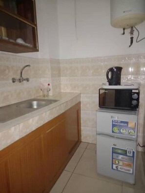 Quarto conforto | Cozinha privada | Produtos de limpeza, toalhas de papel, mesas de jantar