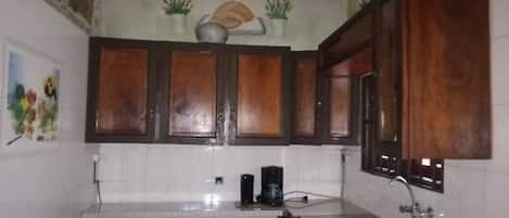 Appartamento Deluxe | Cucina privata | Prodotti per la pulizia, carta assorbente, tavolo da pranzo