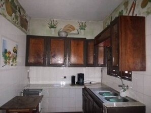 Apartemen Deluks | Dapur pribadi | Perlengkapan kebersihan, tisu, dan meja makan
