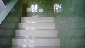 A set of white marble stairs leading upwards in a building. - Hotel Résidence Georges Colette Abidjan  (Abidjan)