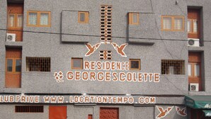 A building with a sign reading "RESIDENCE GEORGESCOLETTE" and a website address "www.locationtempo.com". - Hotel Résidence Georges Colette Abidjan  (Abidjan)
