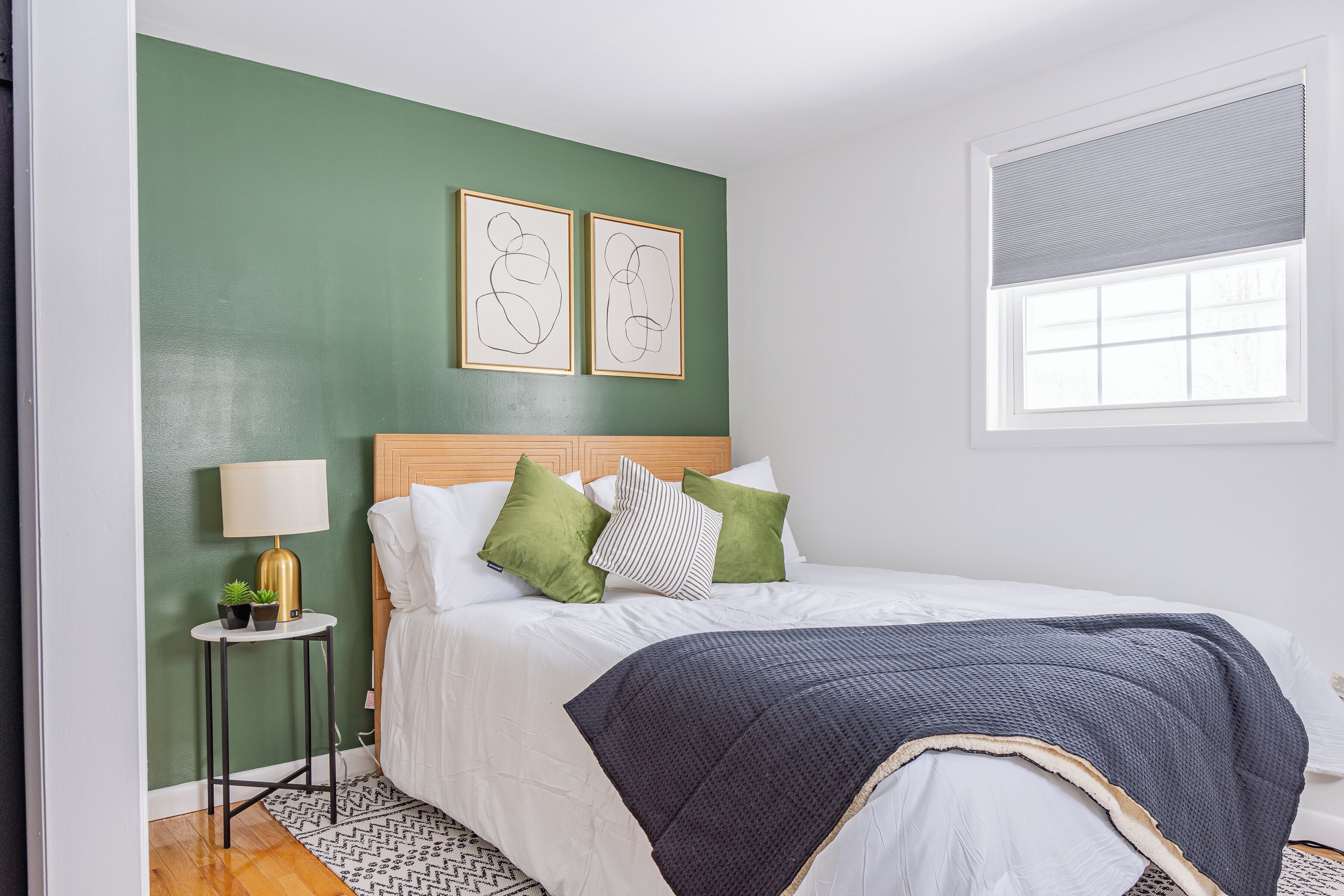 4 slaapkamers, een strijkplank/strijkijzer, reisbedje, gratis wifi