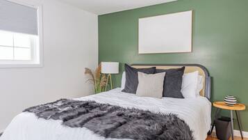 4 slaapkamers, een strijkplank/strijkijzer, reisbedje, gratis wifi