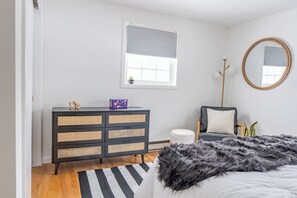 4 chambres, fer et planche à repasser, lit de bébé portatif