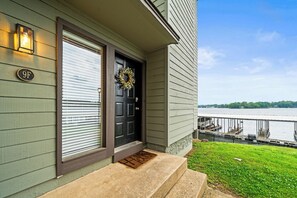 Exterior detail - Cozy Lakefront Condo, 2BR/2BA Retreat (Hot Springs)