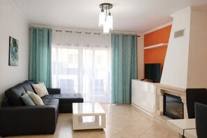 TV, fireplace