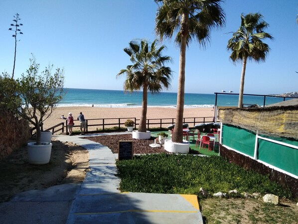 Una spiaggia nelle vicinanze