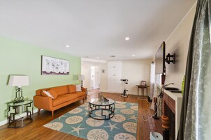 House, 4 Bedrooms | Living area | Smart TV