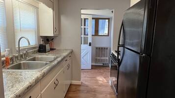 Køleskab, mikrobølgeovn, ovn, kogeplade