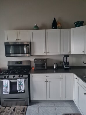 Fridge, microwave, oven, stovetop - Palm Cottage, 5 mins to AUA (saint john)