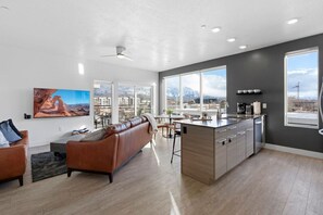 Smart TV, mesa de pingue-pongue