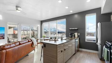Coffee/tea maker, fridge, microwave, oven