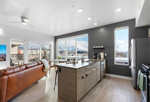 Geladeira, micro-ondas, fogão, cooktop