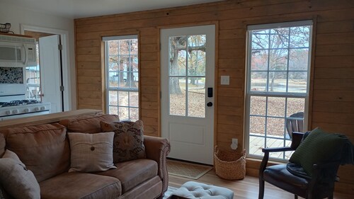 2-Bedroom Tiny Home with full kitchen, laundry, wifi, and beautiful pond views