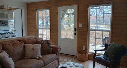 2-Bedroom Tiny Home with full kitchen, laundry, wifi, and beautiful pond views