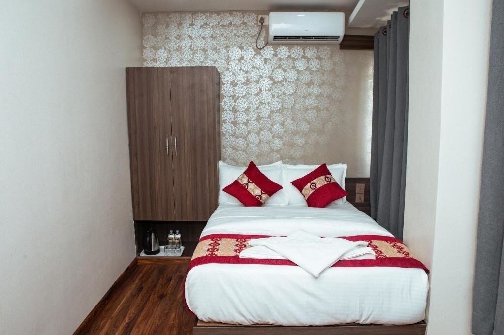 Singola Business | Con stile personalizzato, con arredamento individuale, una scrivania