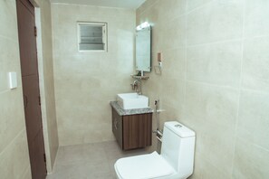 Business Double Room, 1 Bedroom, City View | Bathroom