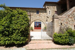 Exterior - Stunning  villa for 12 guests with private pool, A/C, WIFI, TV, patio and panoramic view (Siena)