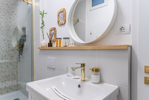 Kostenlose Toilettenartikel, Haartrockner, Handtücher, Toilettenpapier