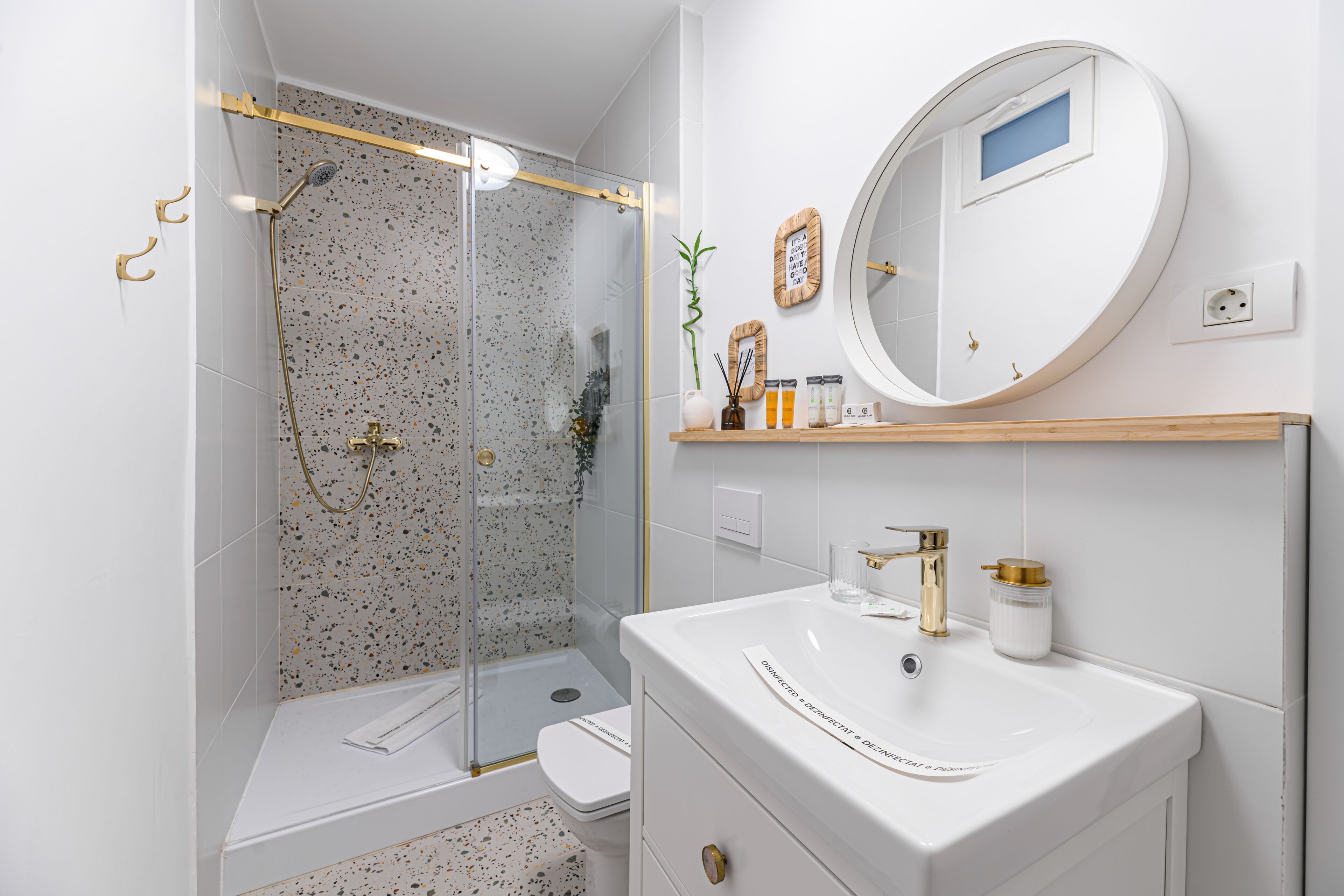 Articles de toilette (gratuits), séchoir à cheveux, serviettes fournies