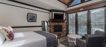 The Landing 212 Balcony w/ lake views!
