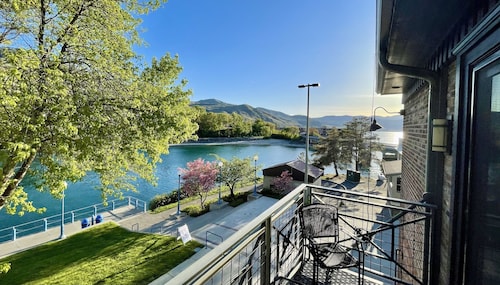 The Landing 212 Balcony w/ lake views!