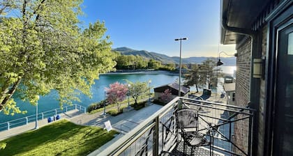 The Landing 212 Balcony w/ lake views!