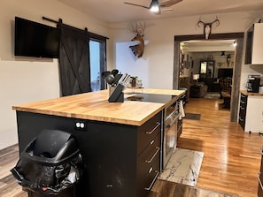 Fridge, microwave, oven, stovetop - Outdoorsman's Paradise Sleeps 9 in Cedar (Cedar)