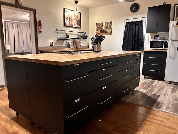 Fridge, microwave, oven, stovetop - Outdoorsman's Paradise Sleeps 9 in Cedar (Cedar)