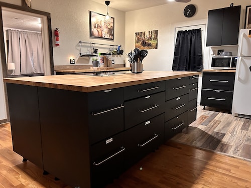 Outdoorsman's Paradise Sleeps 9 in Cedar