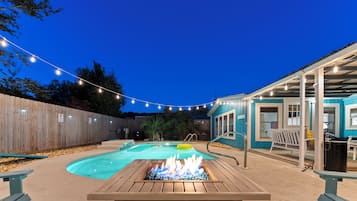 Utomhuspool och uppvÀrmd pool