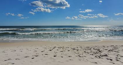 Spring Break, Large Private Pool-Fire Pit-Walk To Beach-Dog Friendly-King Beds