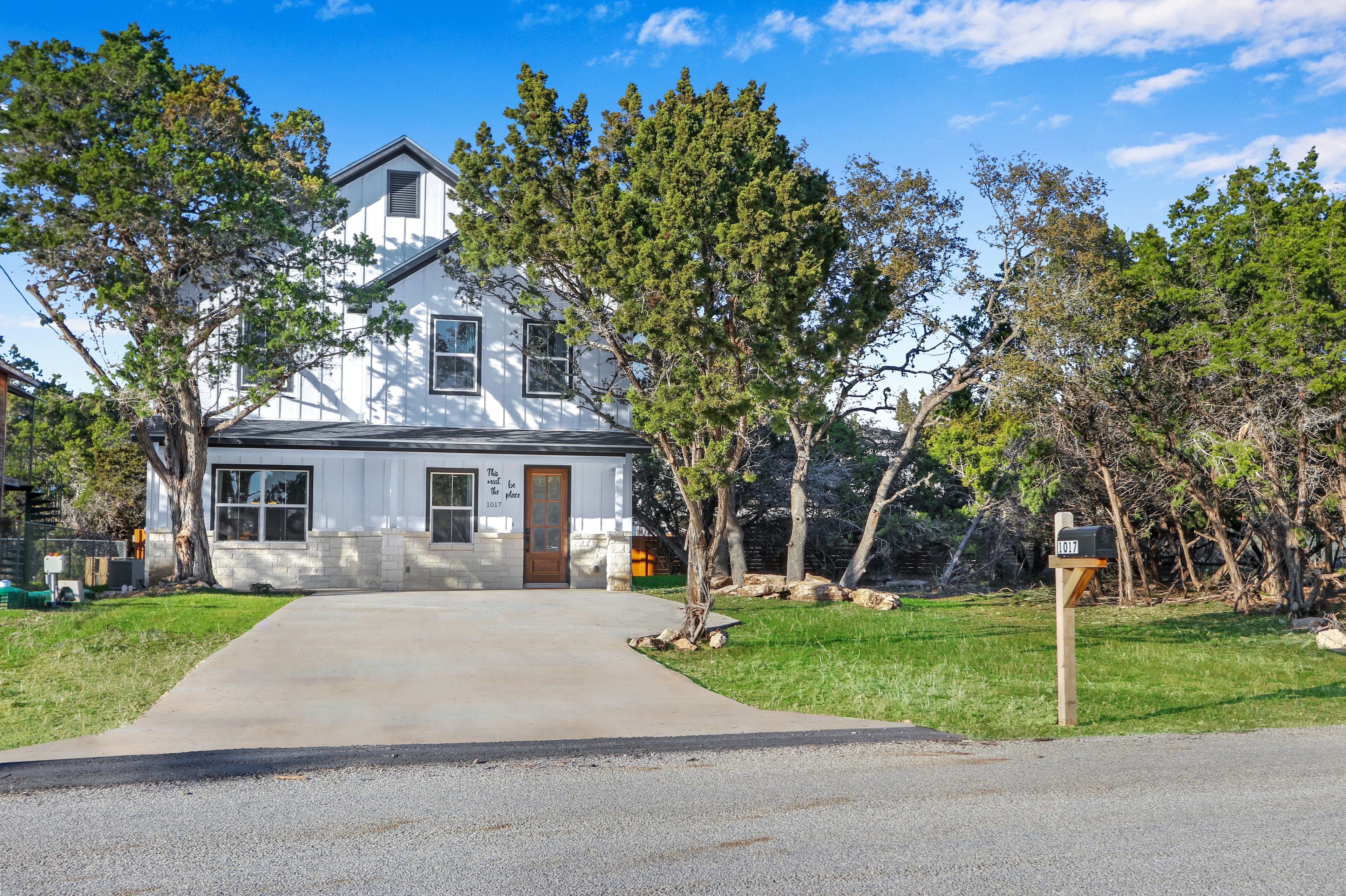 Beautiful 3-bedroom, 2.5 bath house  Hot Tub, Fire Pit, Grill, WiFi Canyon Lake 