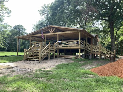 Cozy 2-bedroom cabin with AC  on the Pearl River in Angie. LA