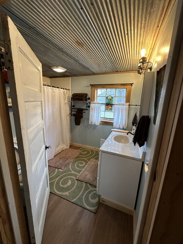Cozy 2-bedroom cabin with AC  on the Pearl River in Angie. LA
