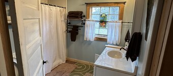 Cozy 2-bedroom cabin with AC  on the Pearl River in Angie. LA