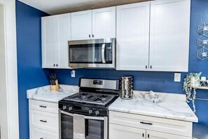 Kjøleskap, mikrobølgeovn, ovn og kokeplater