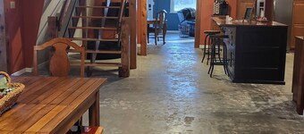 Waterfront industrial-farmhouse with wine fridge, hot tub, firepit, sleeps 8 