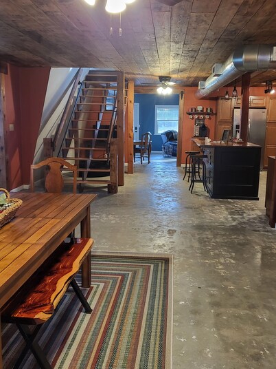 Waterfront industrial-farmhouse with wine fridge, hot tub, firepit, sleeps 8 