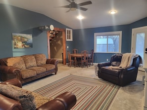 Smart-TV, peis, DVD-spiller og bøker