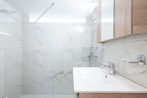 Douche, sèche-cheveux, serviettes fournies, savon