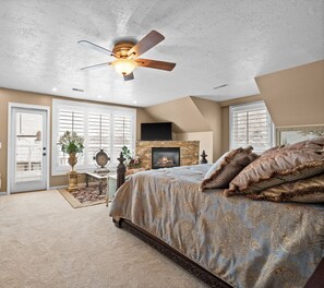 4 slaapkamers, een bureau, een strijkplank/strijkijzer, gratis wifi