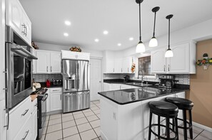 Een koelkast, een magnetron, een oven, een kookplaat