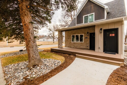 Cozy, upstairs, fully remodeled 1-bedroom apartment. With AC and WiFi 