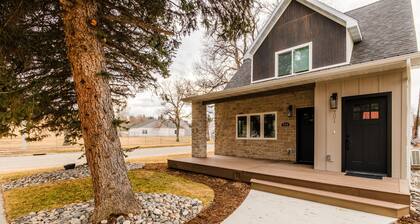 Cozy, upstairs, fully remodeled 1-bedroom apartment. With AC and WiFi