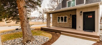 Cozy, upstairs, fully remodeled 1-bedroom apartment. With AC and WiFi
