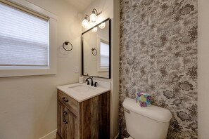 Shower, hair dryer, towels, soap - Cozy, upstairs, fully remodeled 1-bedroom apartment. With AC and WiFi  (Sheridan)