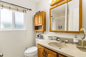SĂšche-cheveux, bidet, serviettes fournies, savon